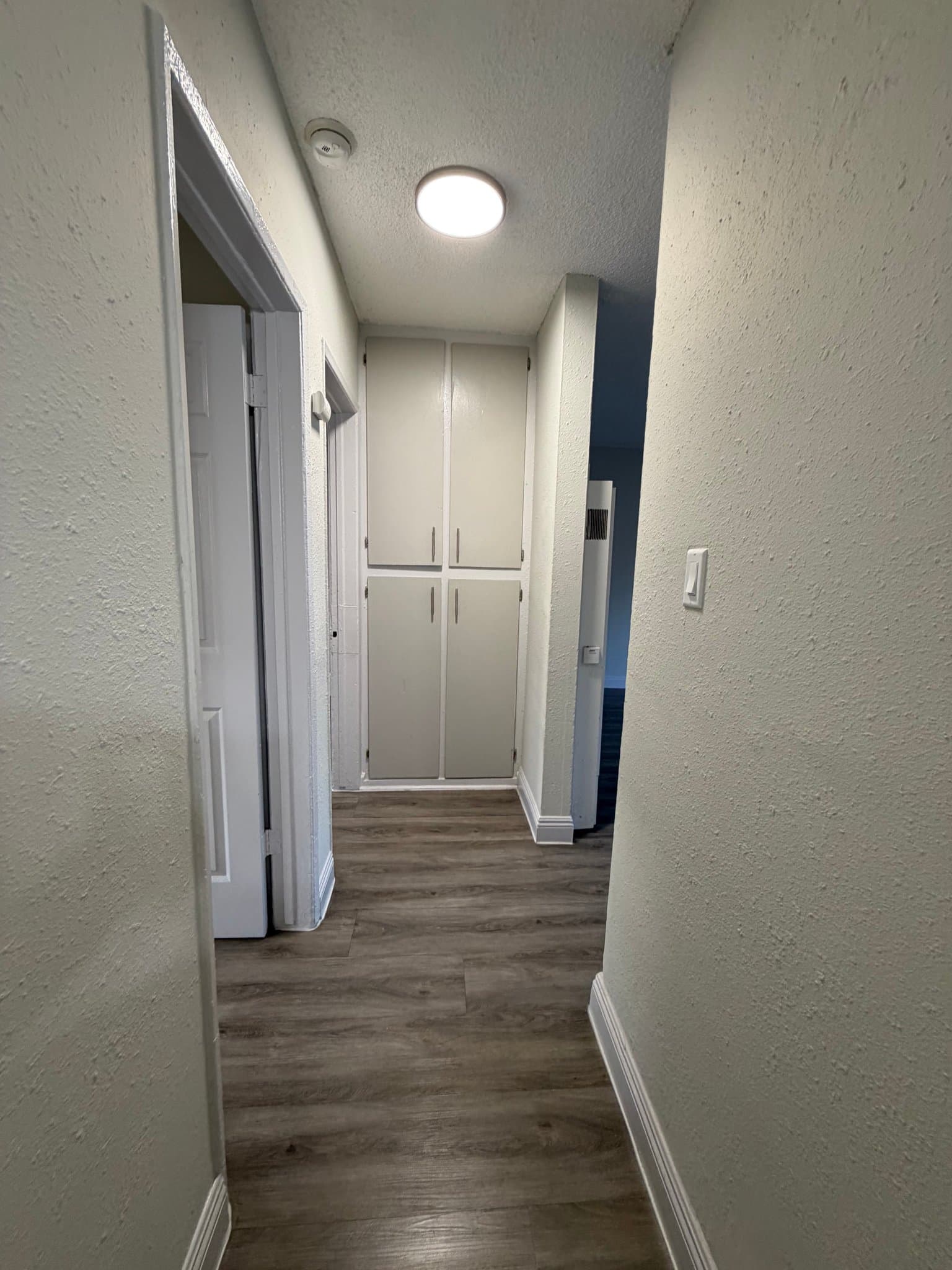 Los Angeles Apartment: 600 w 93rd St