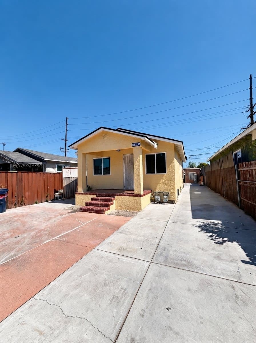 Los Angeles House: 9318 Hooper Ave