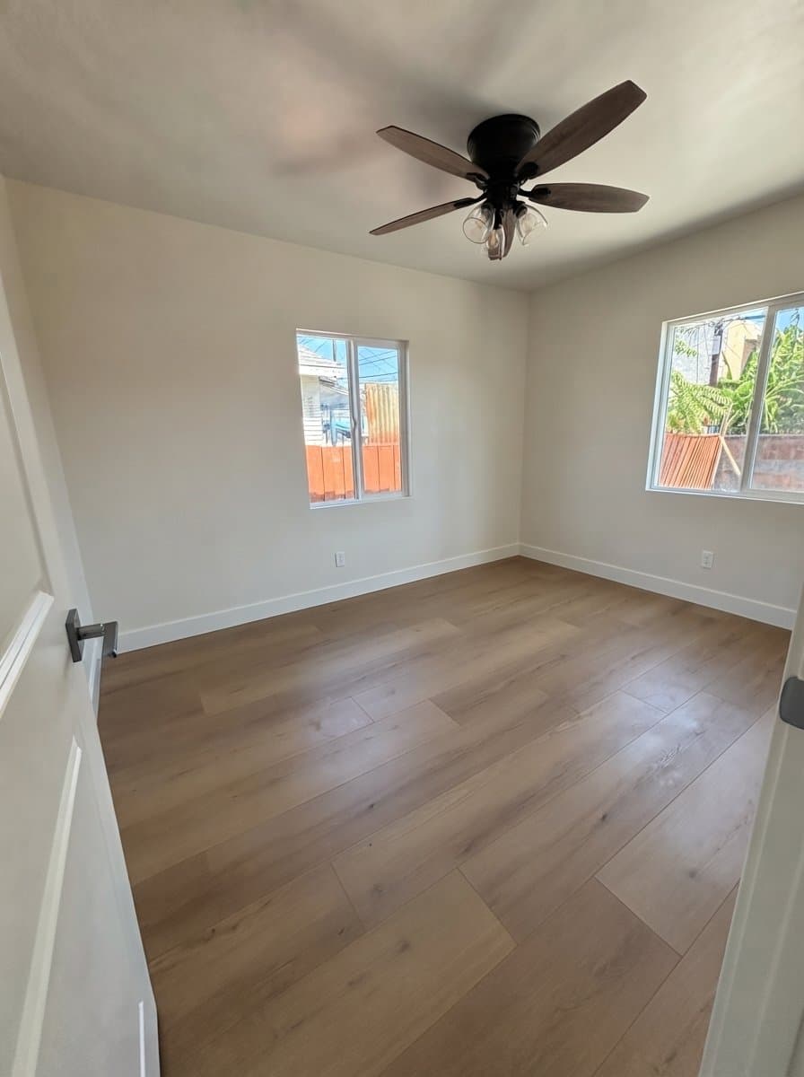 Los Angeles House: 9318 Hooper Ave