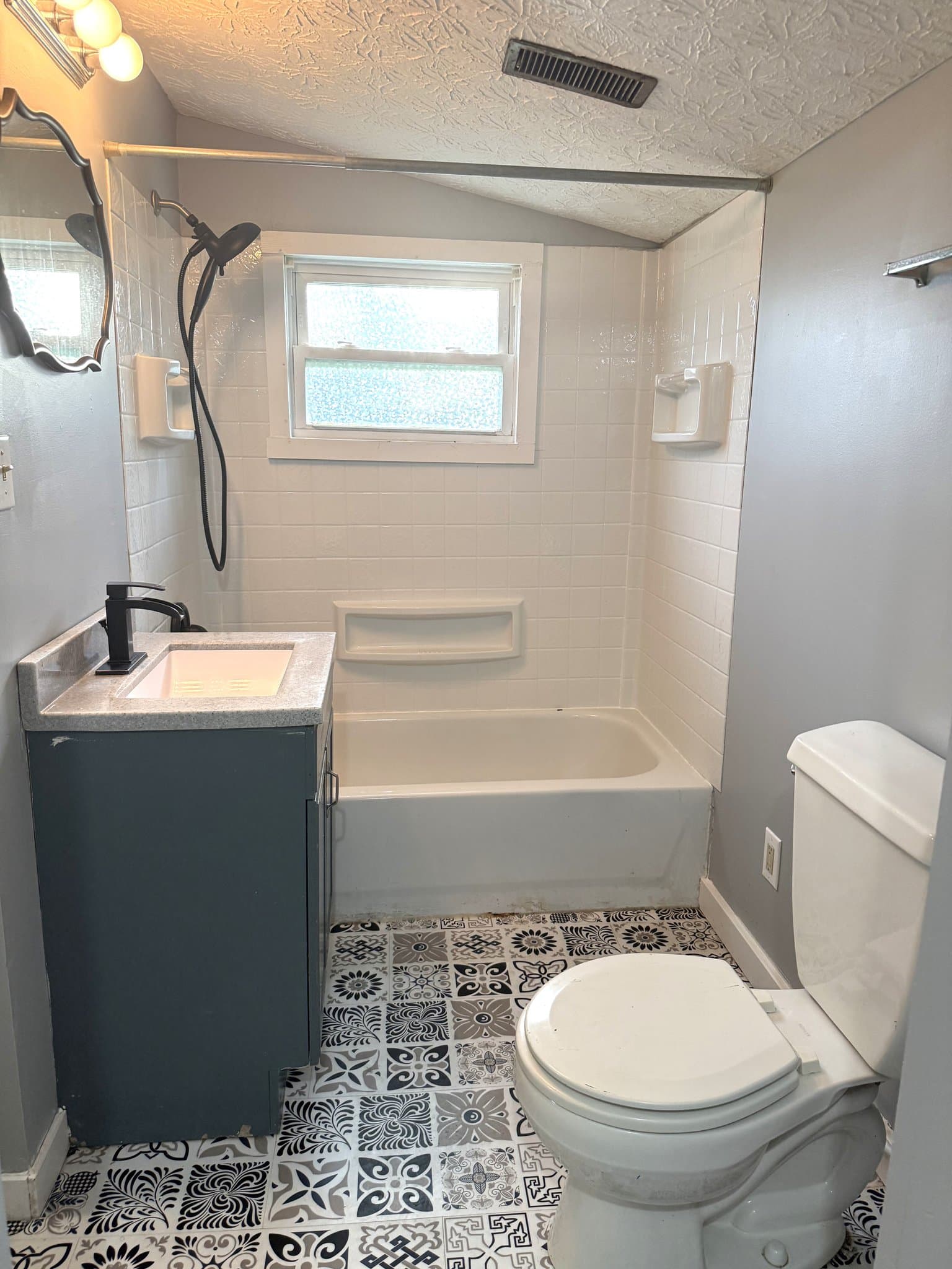 Grove City House: 3556 Central Ave