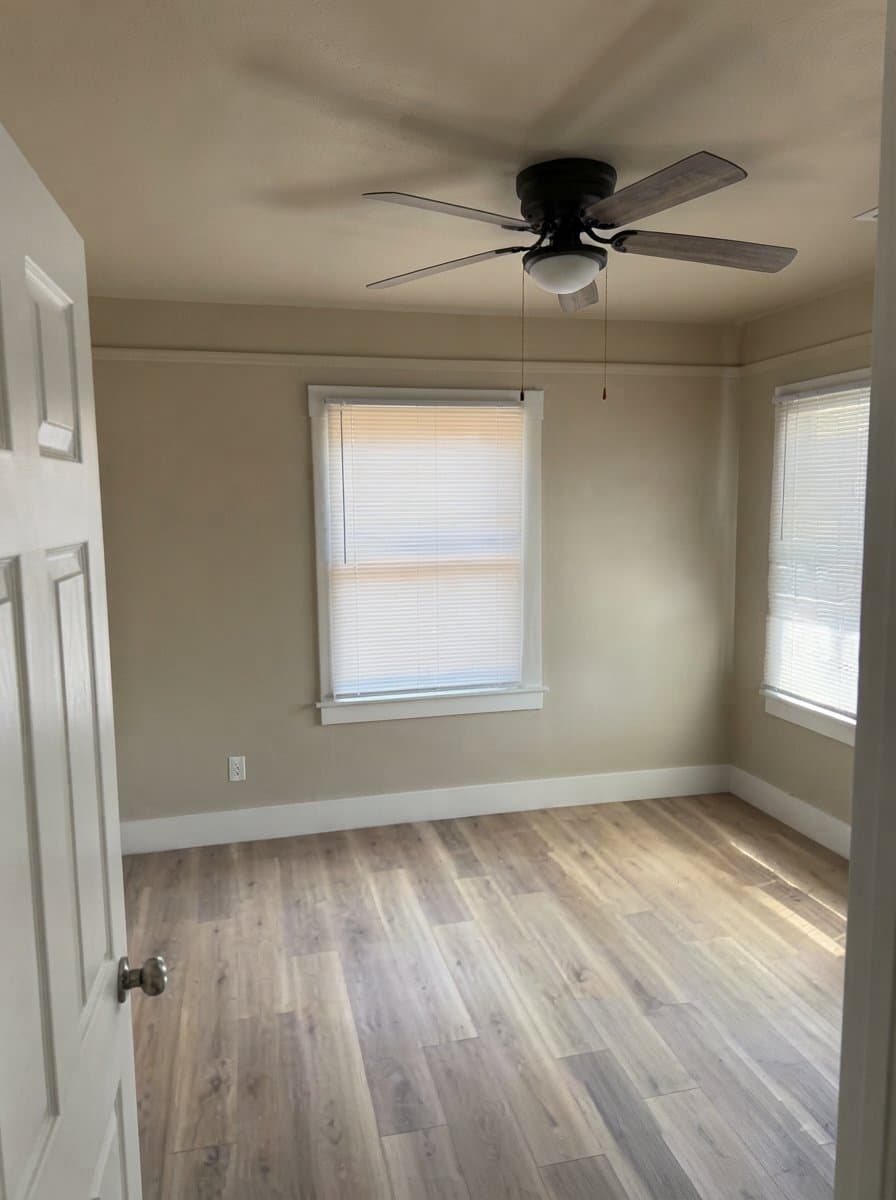 Visalia House: 700 W Goshen Ave