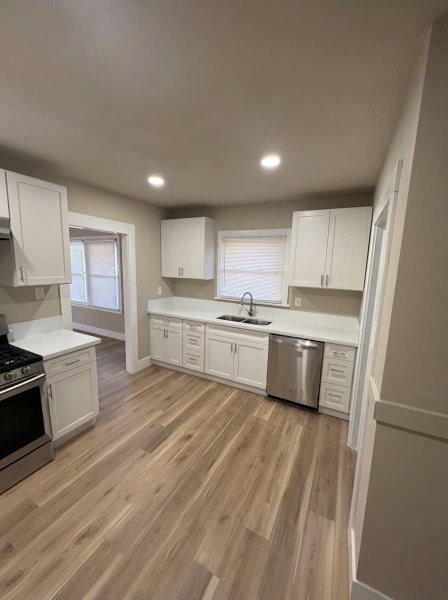 Visalia House: 700 W Goshen Ave