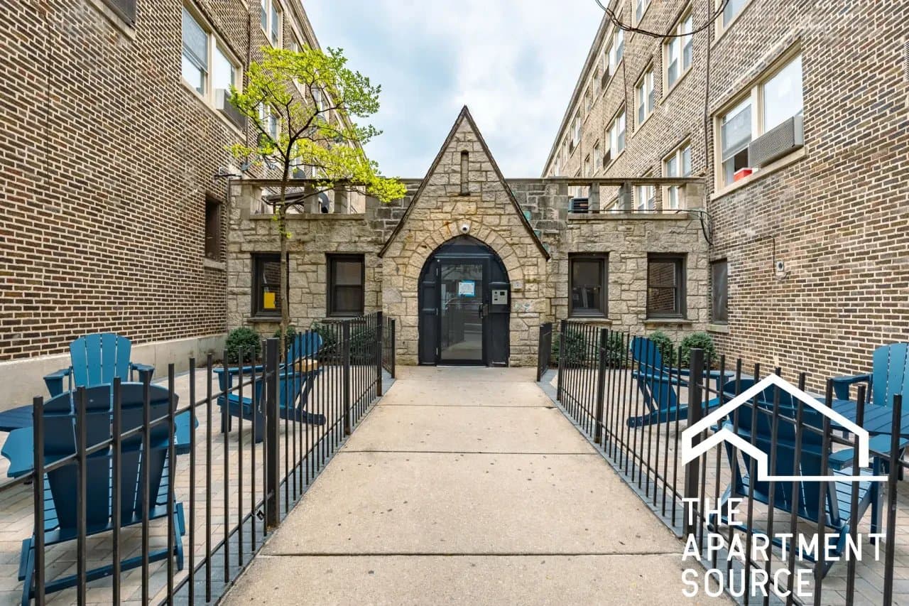 Chicago Apartment: 1555 West Hollywood Avenue #204 Chicago, IL 60660