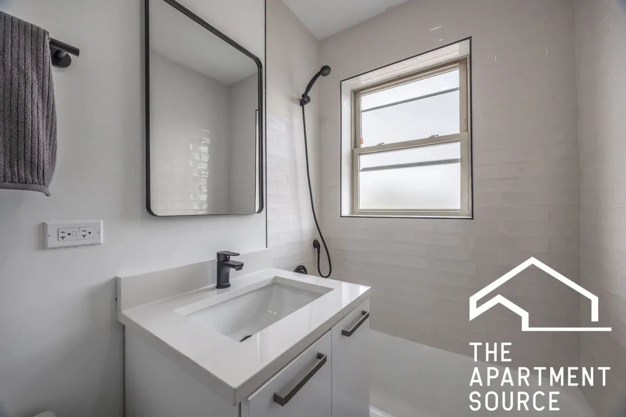 Chicago Apartment: 1555 West Hollywood Avenue #204 Chicago, IL 60660