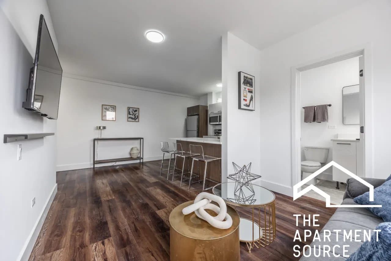 Chicago Apartment: 1555 West Hollywood Avenue #204 Chicago, IL 60660
