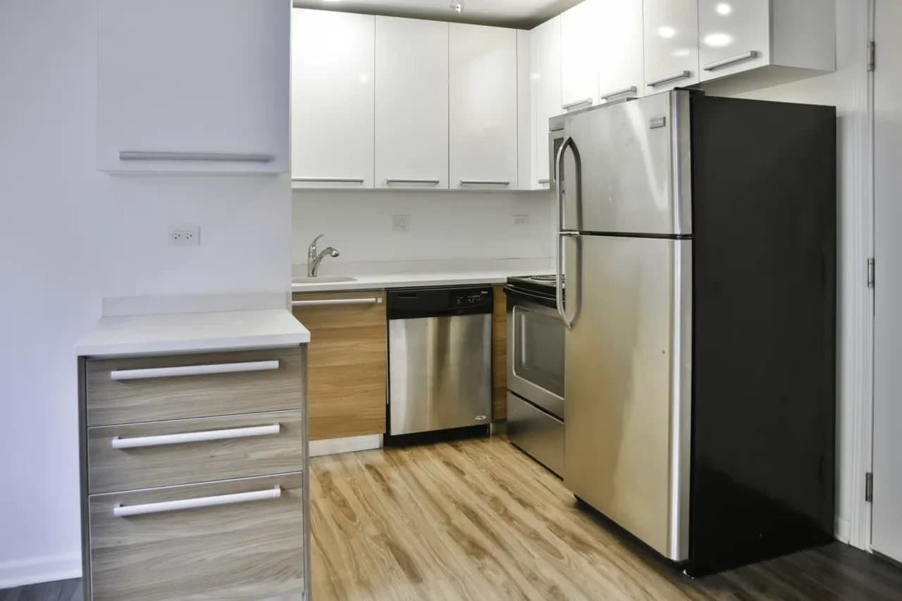 Chicago Apartment: 925 West Carmen Avenue #5E Chicago, IL 60640