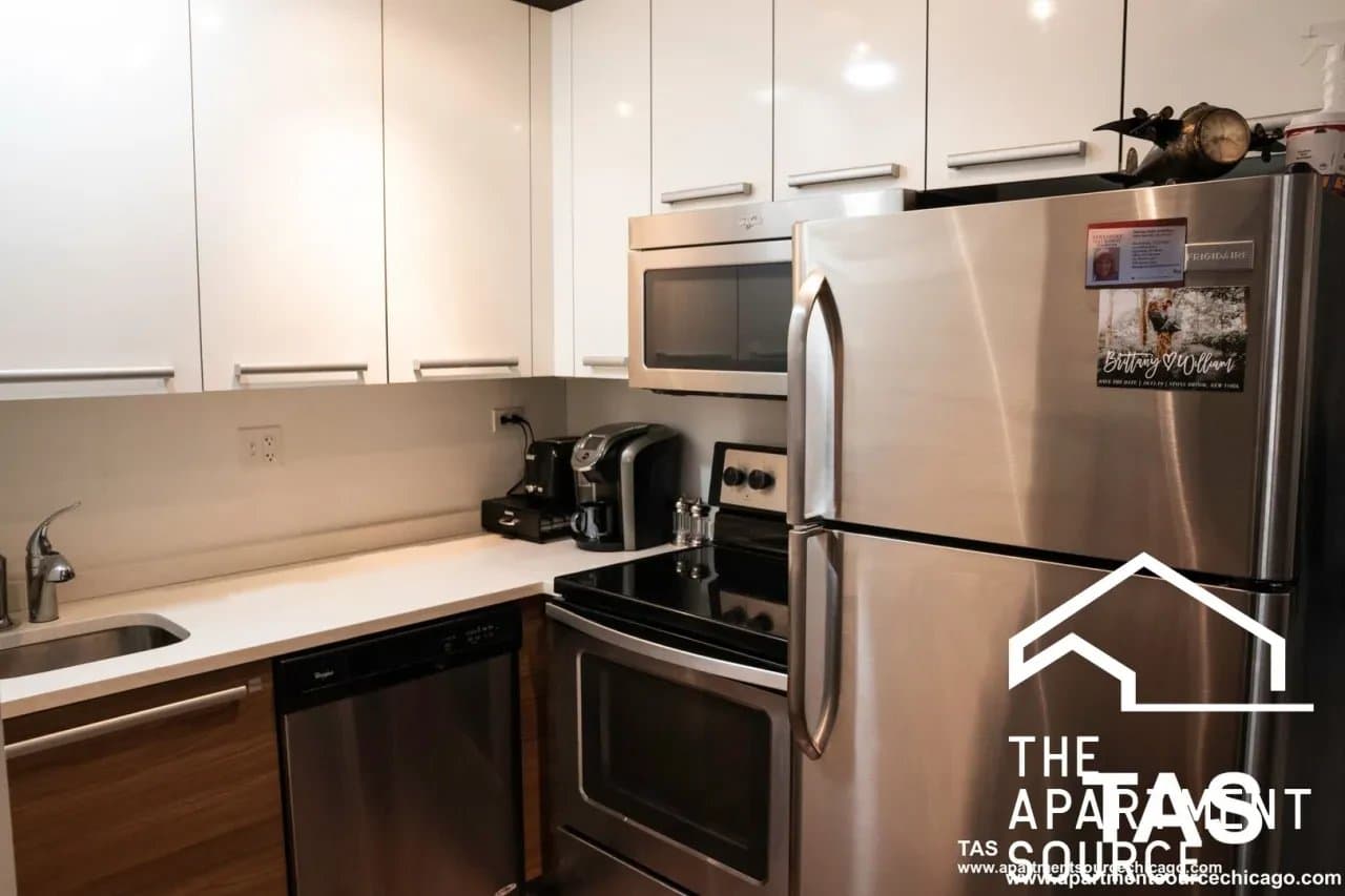 Chicago Apartment: 925 West Carmen Avenue #5E Chicago, IL 60640