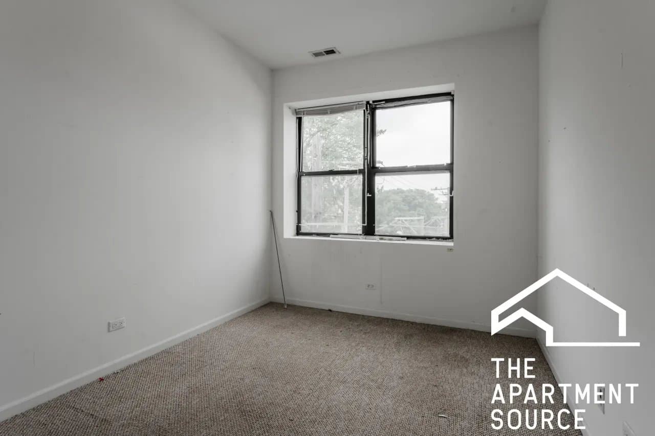 Chicago Apartment: 1212 West Foster Avenue #2B Chicago, IL 60640