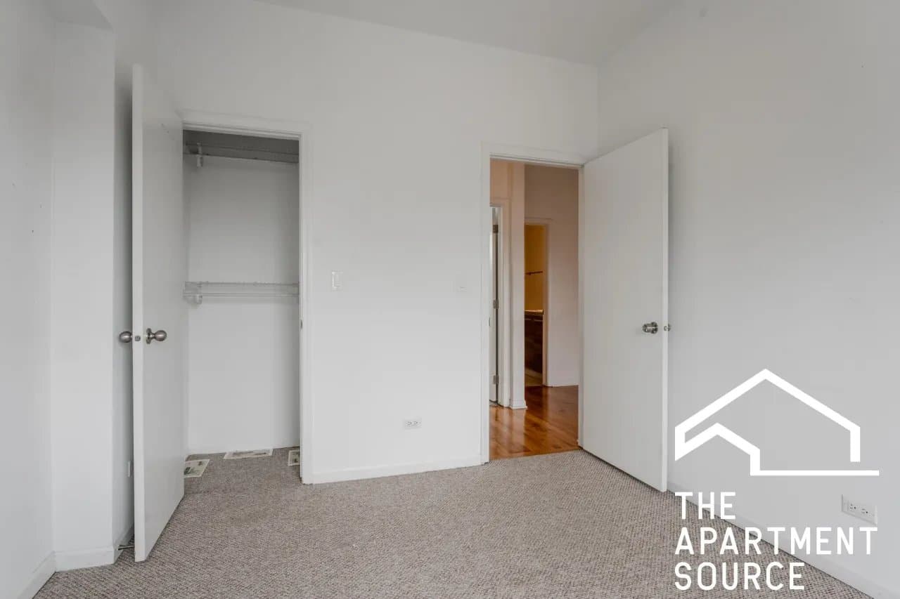 Chicago Apartment: 1212 West Foster Avenue #2B Chicago, IL 60640