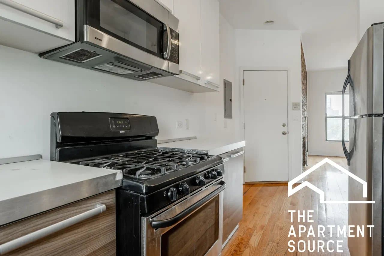 Chicago Apartment: 1212 West Foster Avenue #2B Chicago, IL 60640