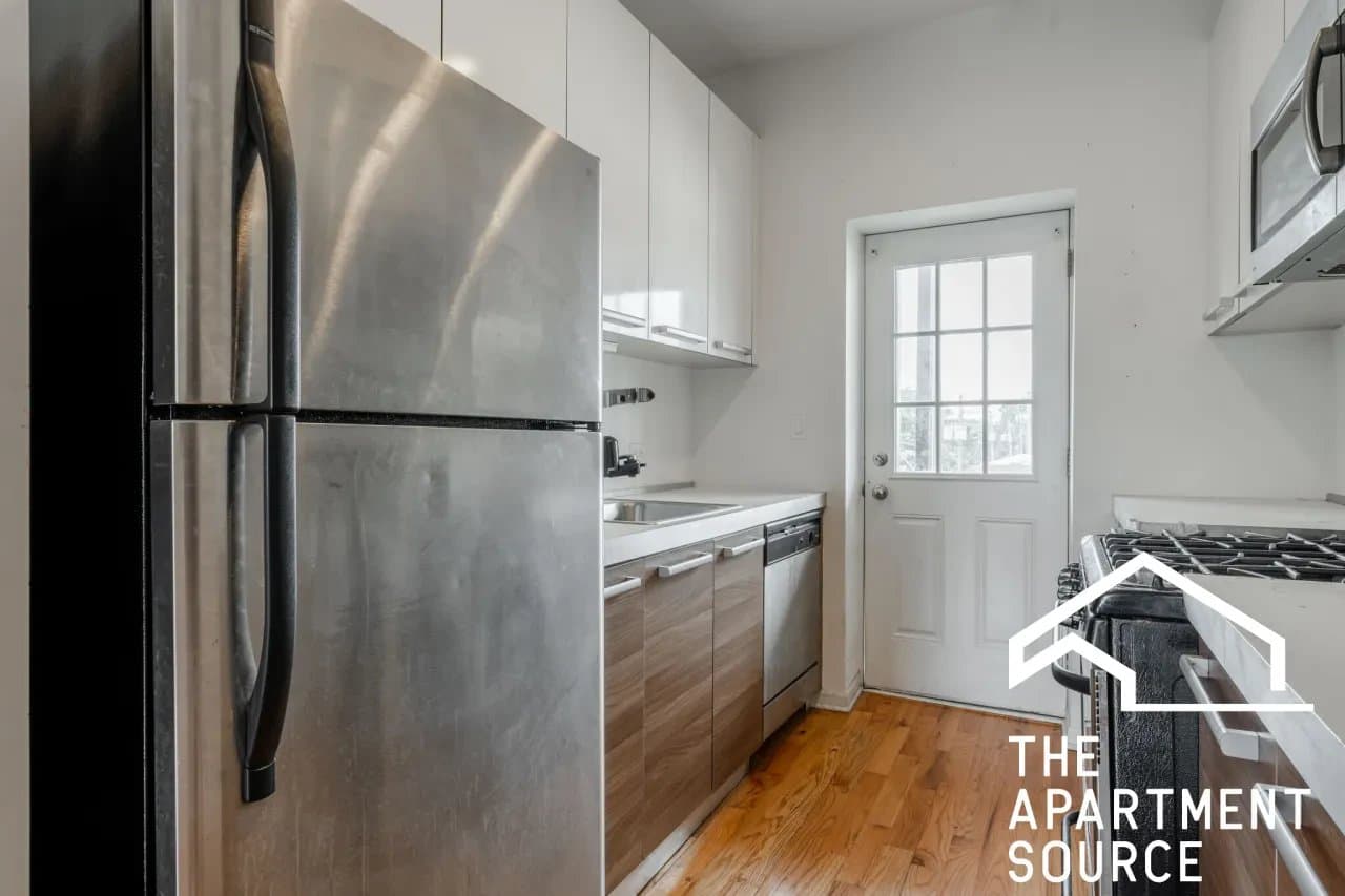 Chicago Apartment: 1212 West Foster Avenue #2B Chicago, IL 60640