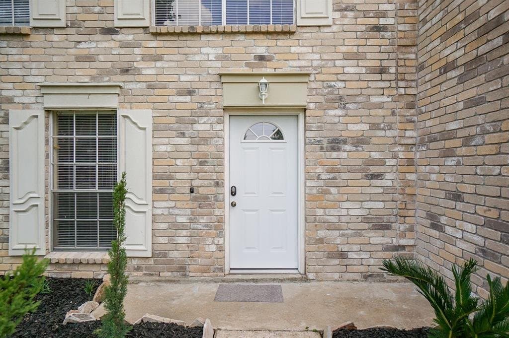 Houston House: 5639 Windsong Trl