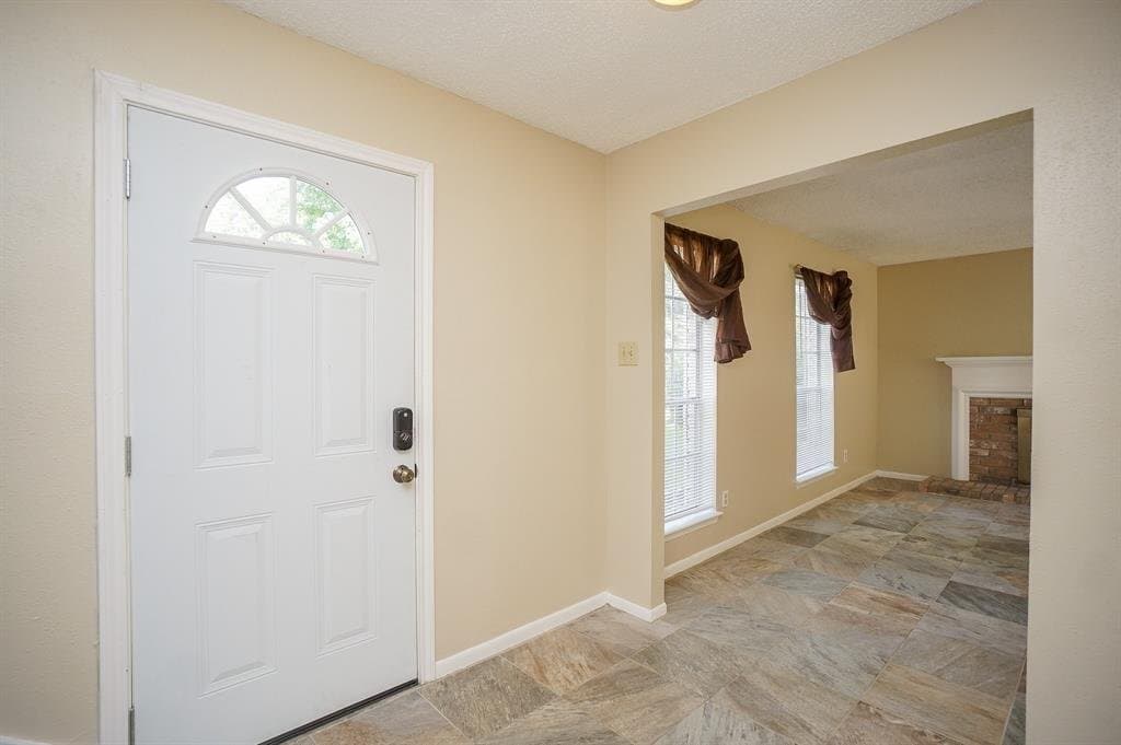 Houston House: 5639 Windsong Trl