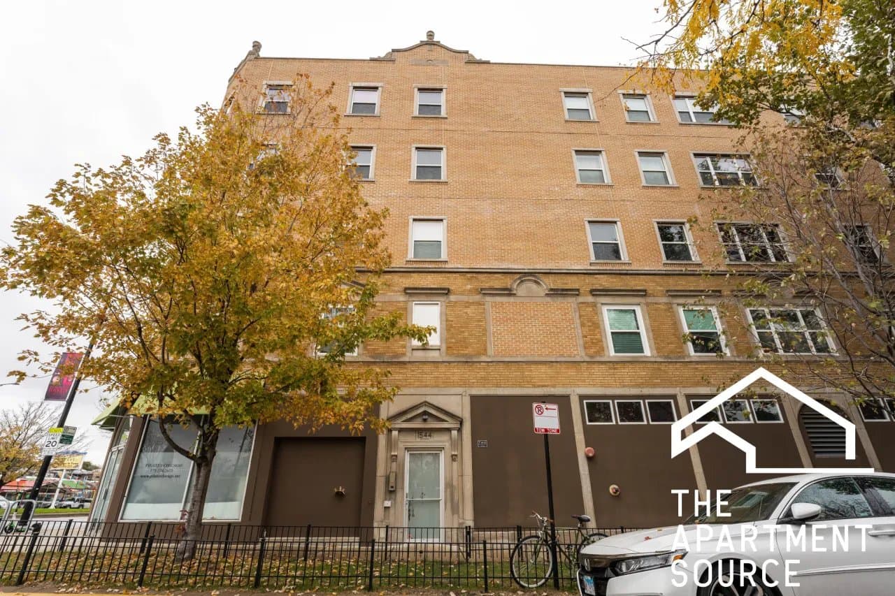Chicago Apartment: 1544 West Glenlake Avenue #2H Chicago, IL 60660