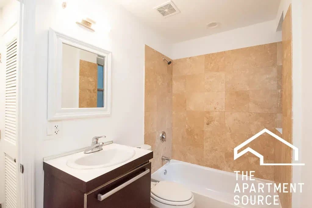 Chicago Apartment: 5054 North Winthrop Avenue #213 Chicago, IL 60640