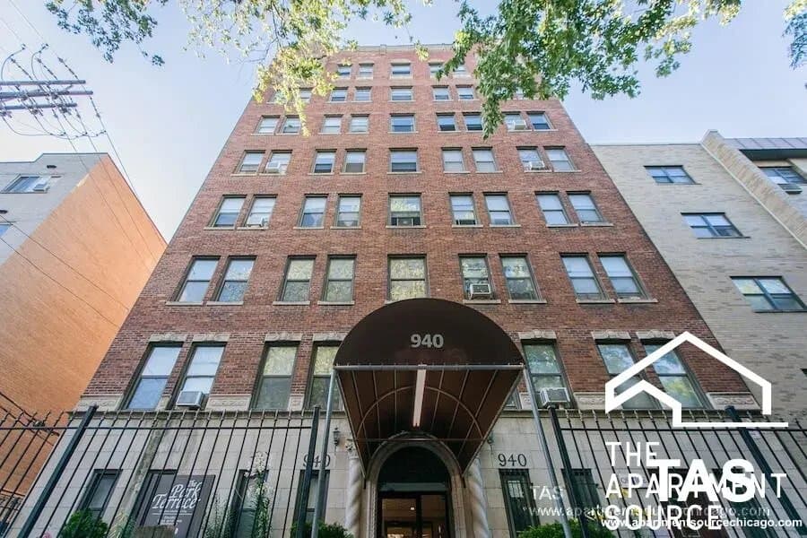 Chicago Apartment: 940 West Winona Street #207 Chicago, IL 60640
