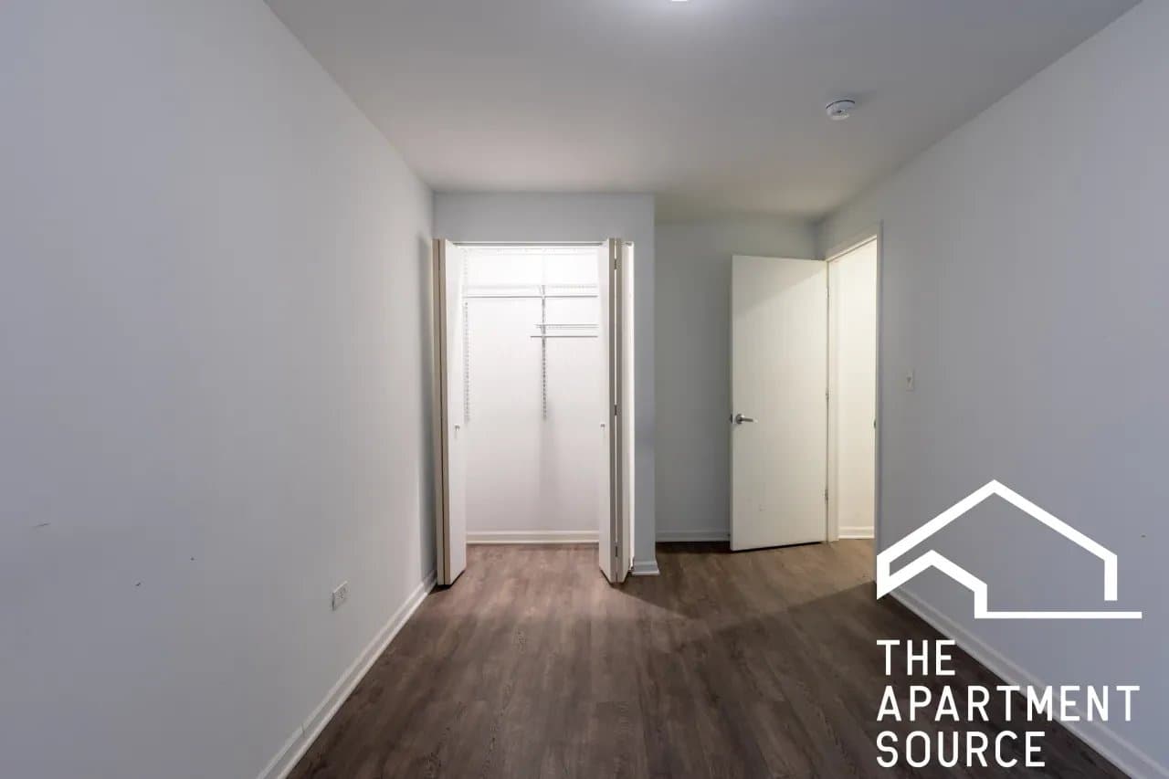 Chicago Apartment: 940 West Winona Street #207 Chicago, IL 60640