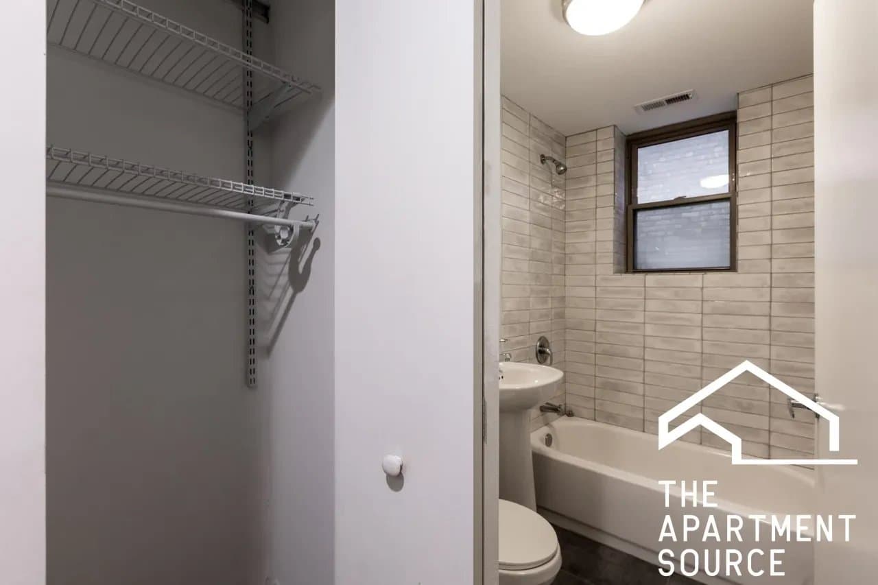 Chicago Apartment: 940 West Winona Street #207 Chicago, IL 60640