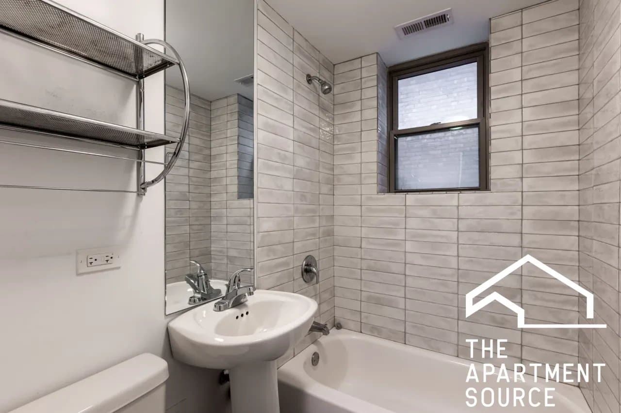 Chicago Apartment: 940 West Winona Street #207 Chicago, IL 60640