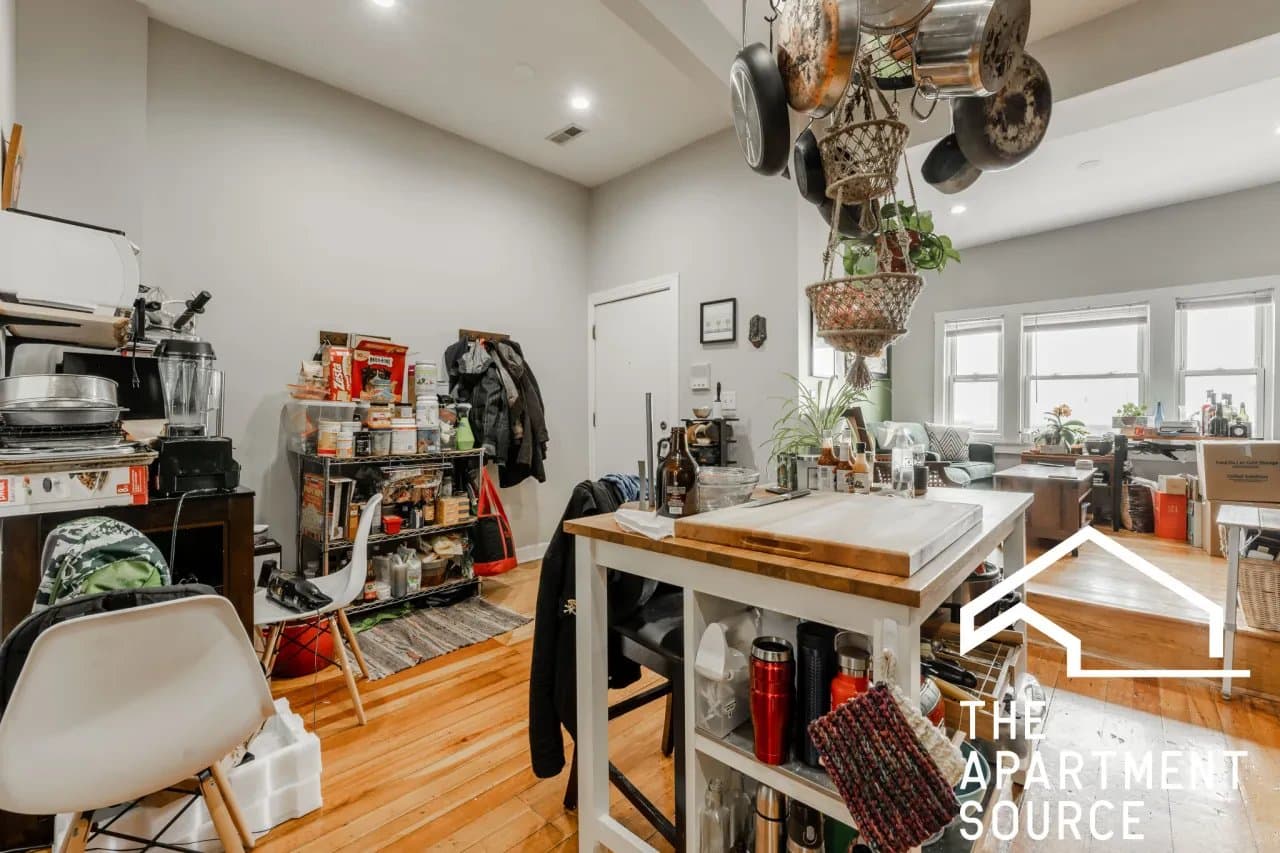 Chicago Apartment: 3216 West Augusta Boulevard #2 Chicago, IL 60651