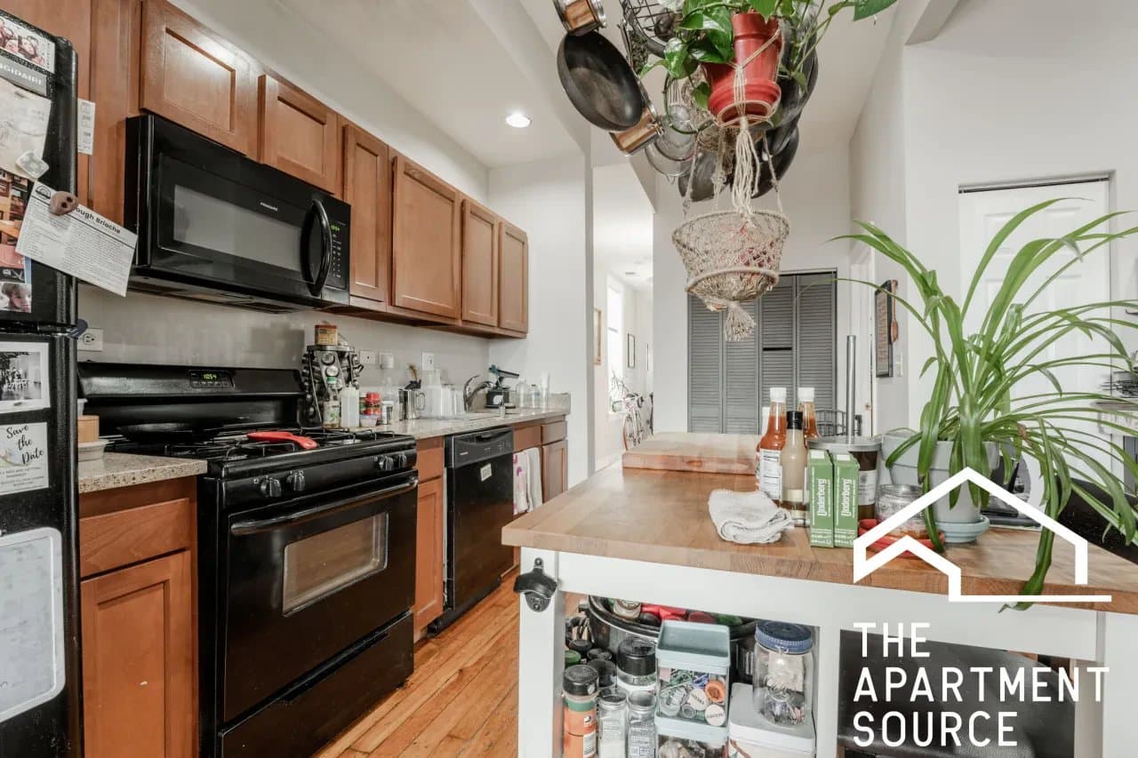 Chicago Apartment: 3216 West Augusta Boulevard #2 Chicago, IL 60651