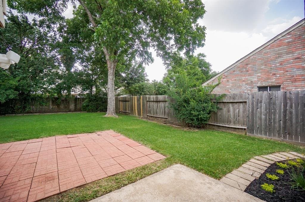 Houston House: 5639 Windsong Trl