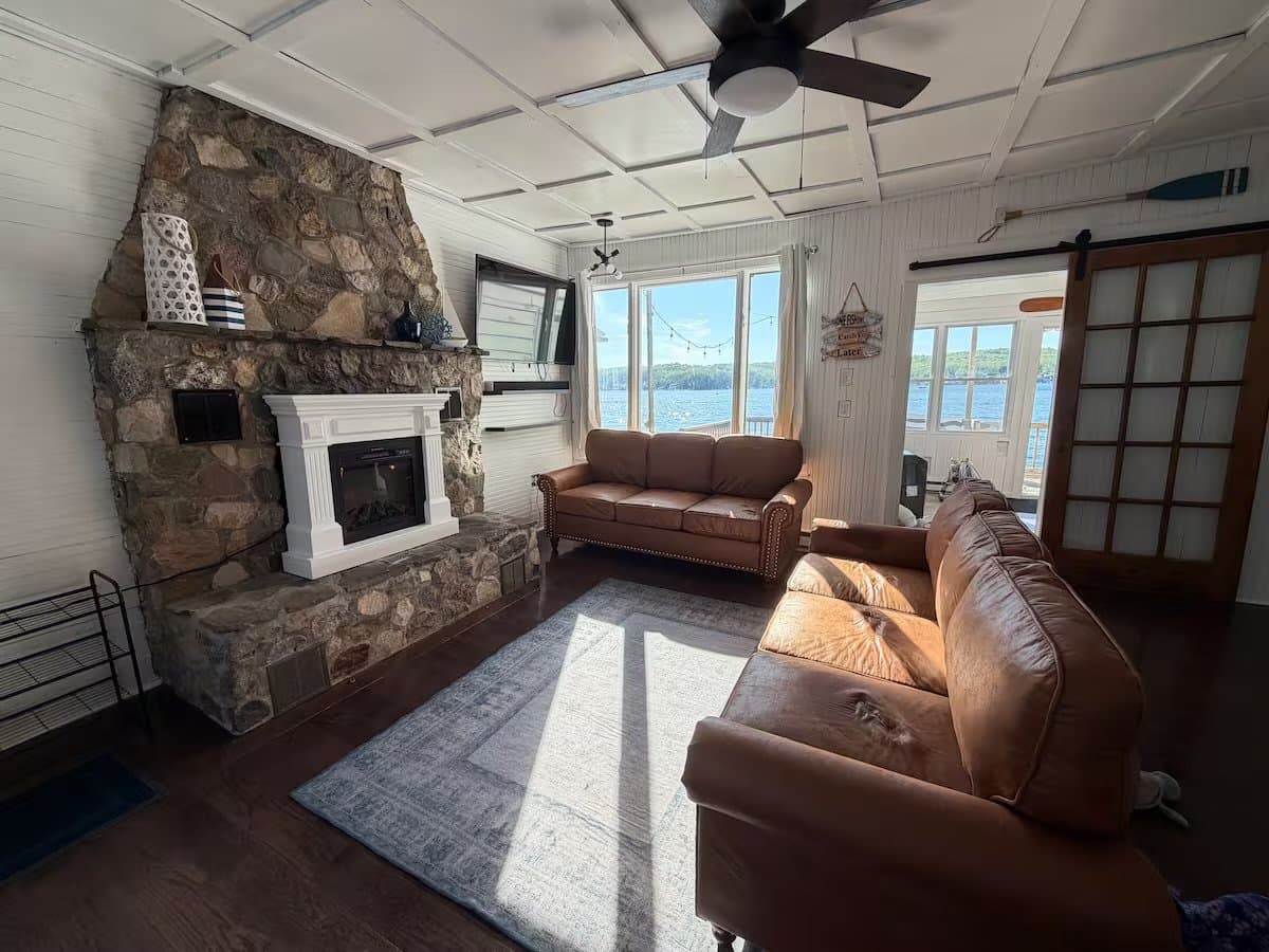 Livonia House: 4588 E Lake Rd