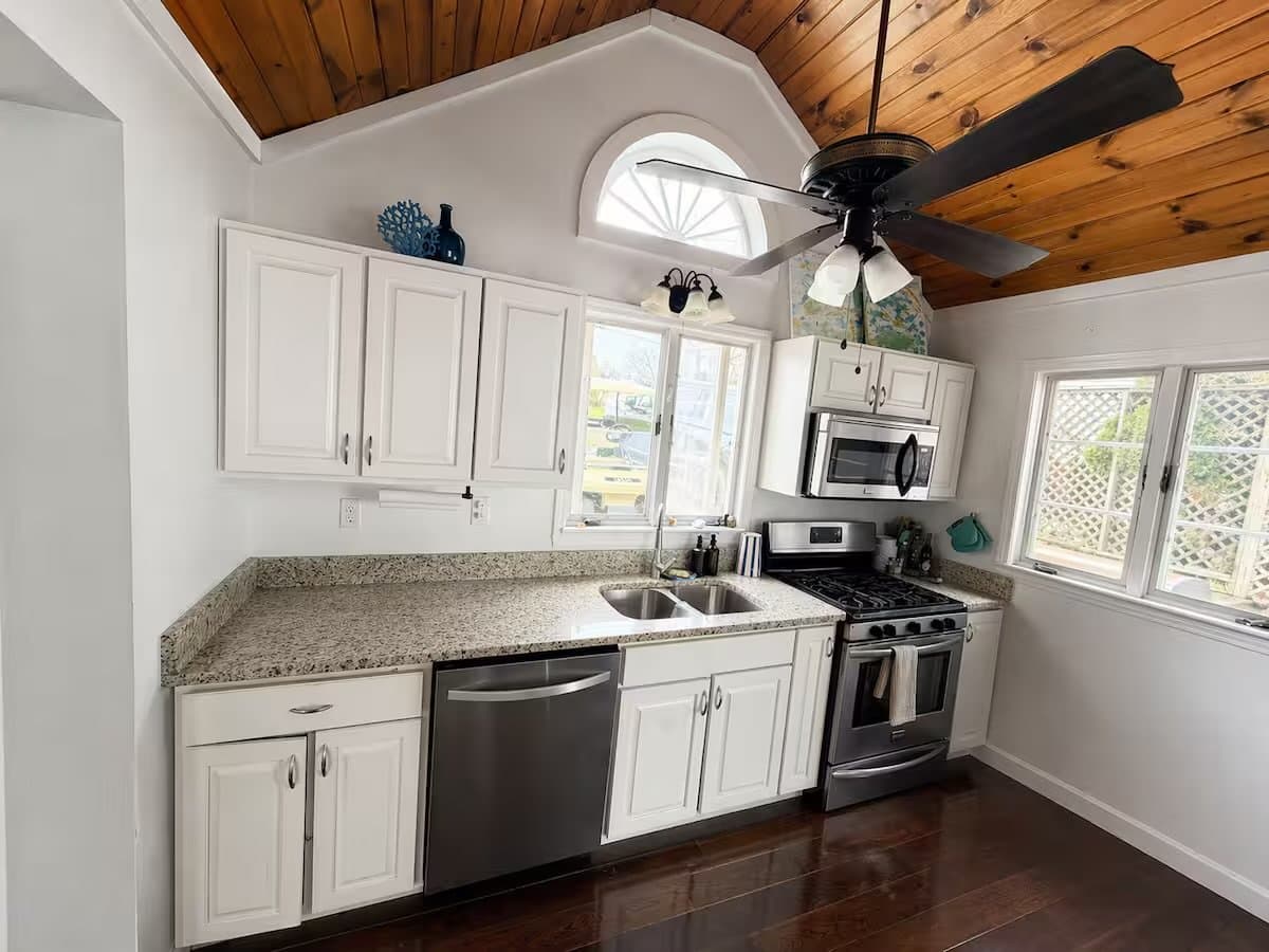 Livonia House: 4588 E Lake Rd