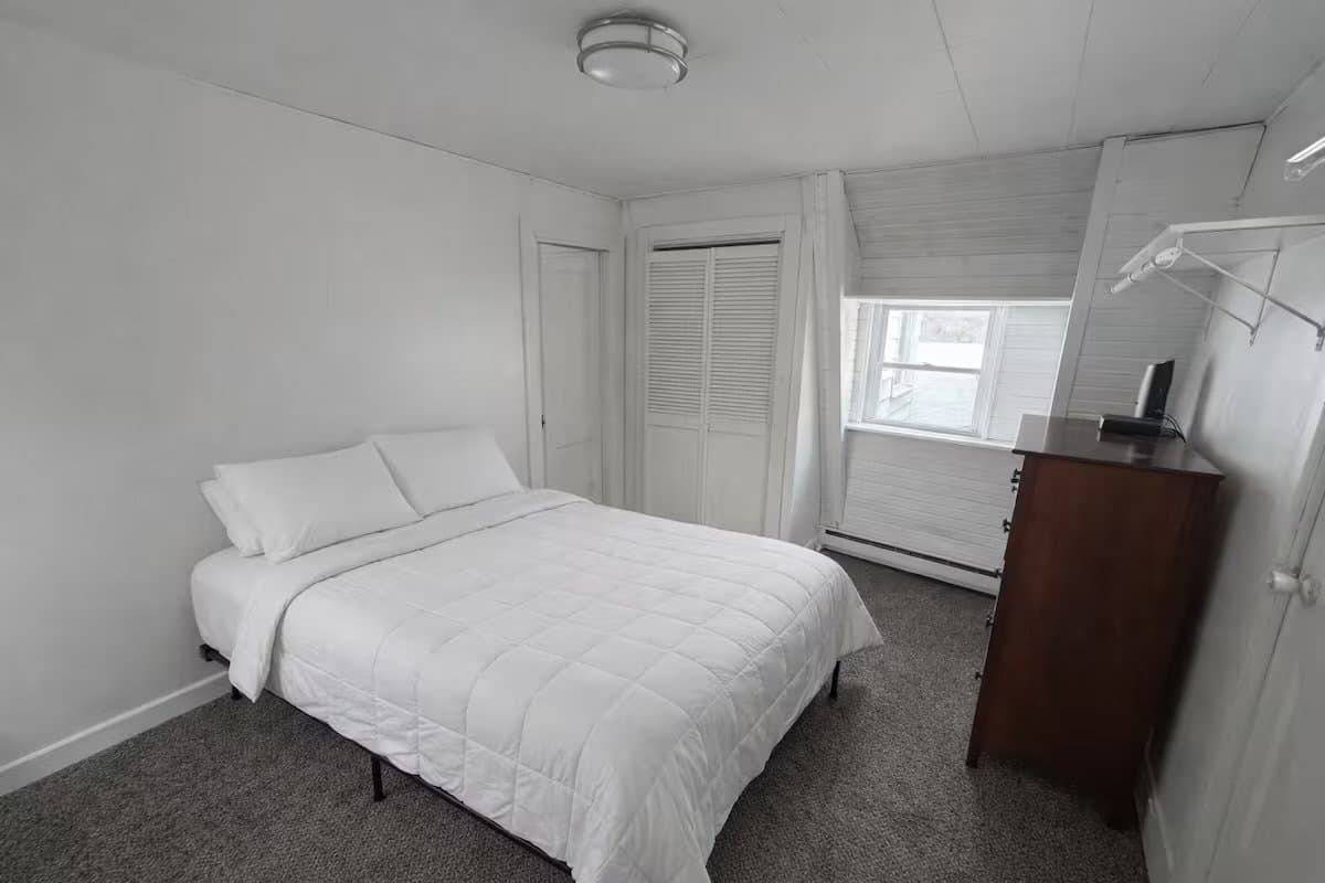 Livonia House: 4588 E Lake Rd