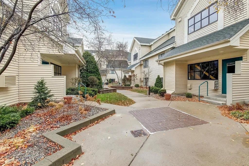 Edina Condo: 7615 Edinborough Way