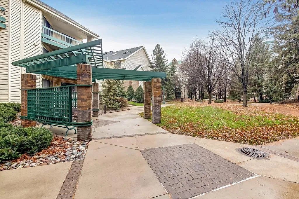 Edina Condo: 7615 Edinborough Way