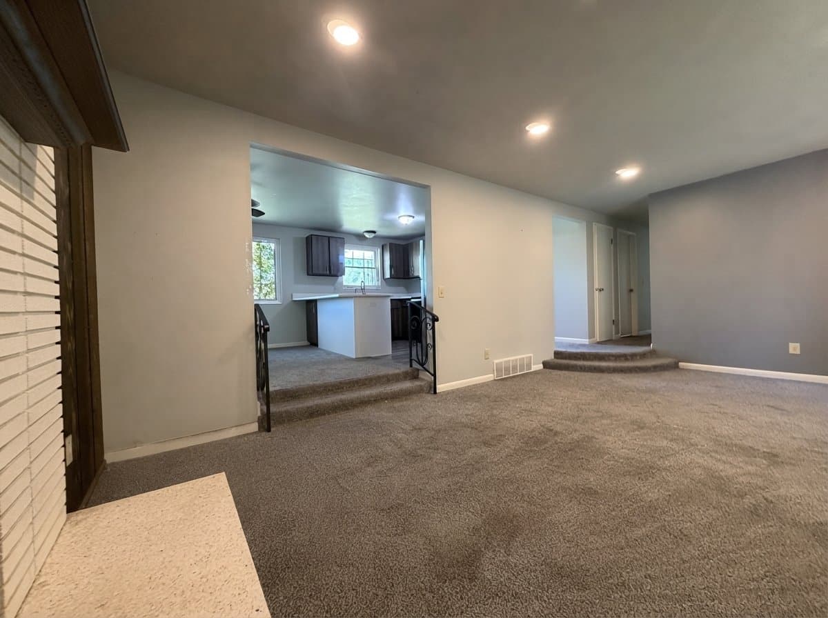 Kaysville House: 1032 Cambridge Rd