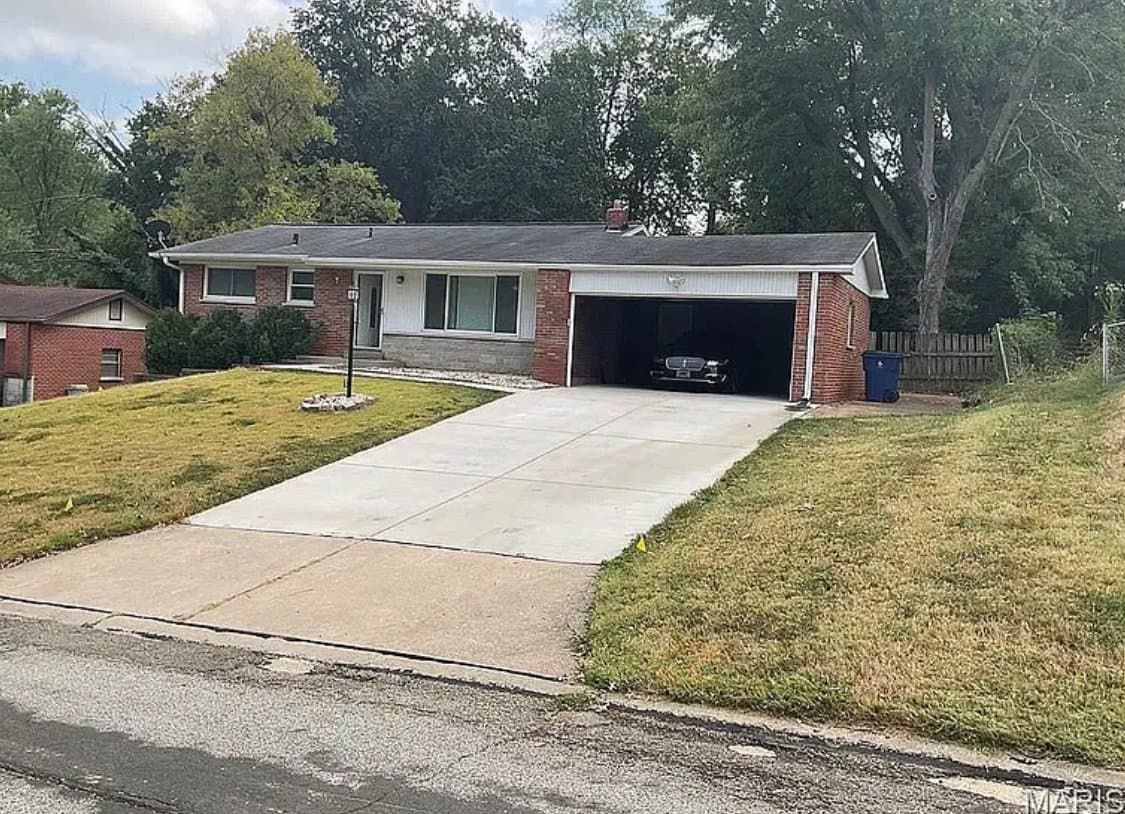 Saint Louis House: 10726 Niblic Dr