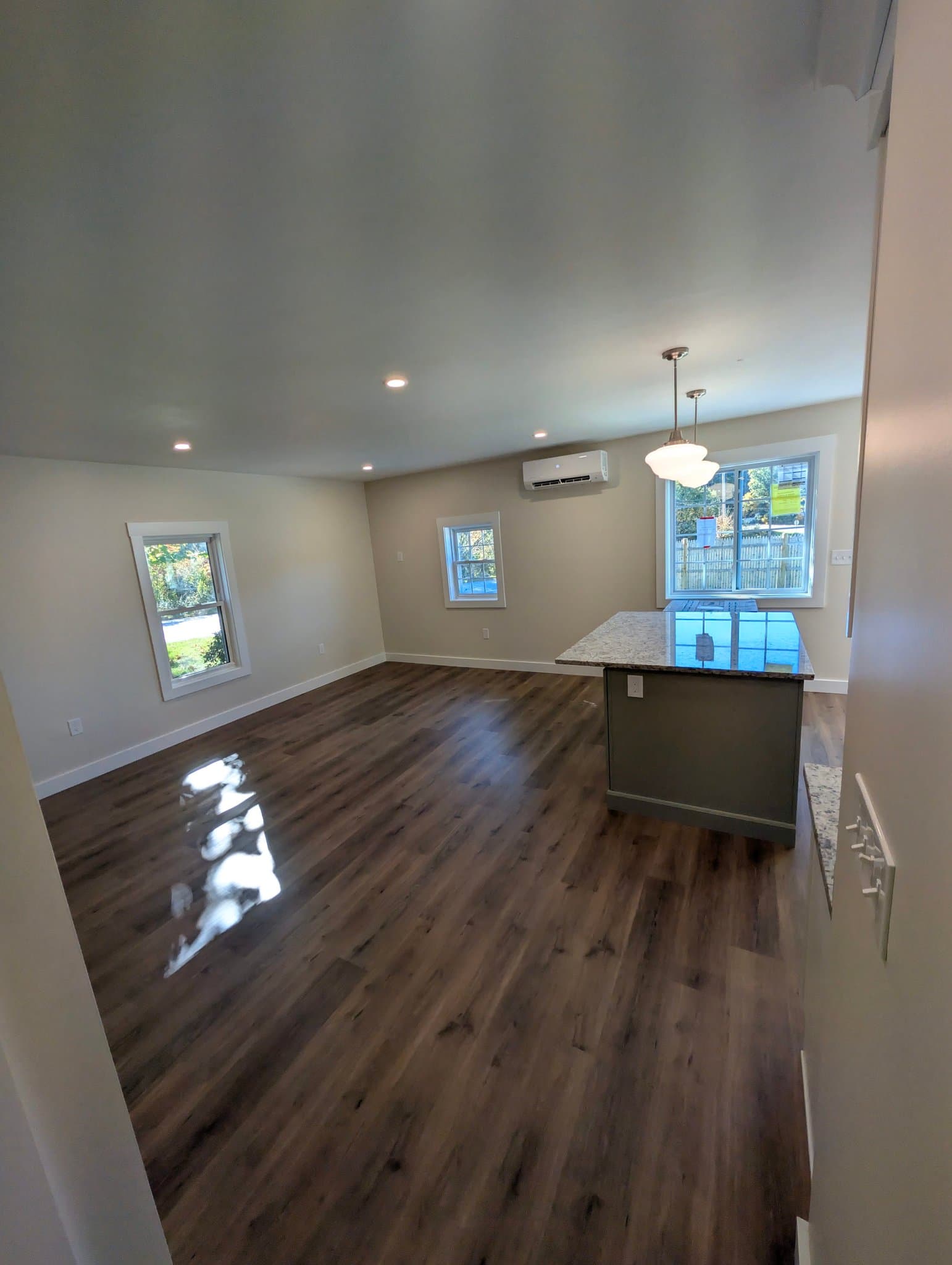 Pelham Apartment: 39 Dutton Rd