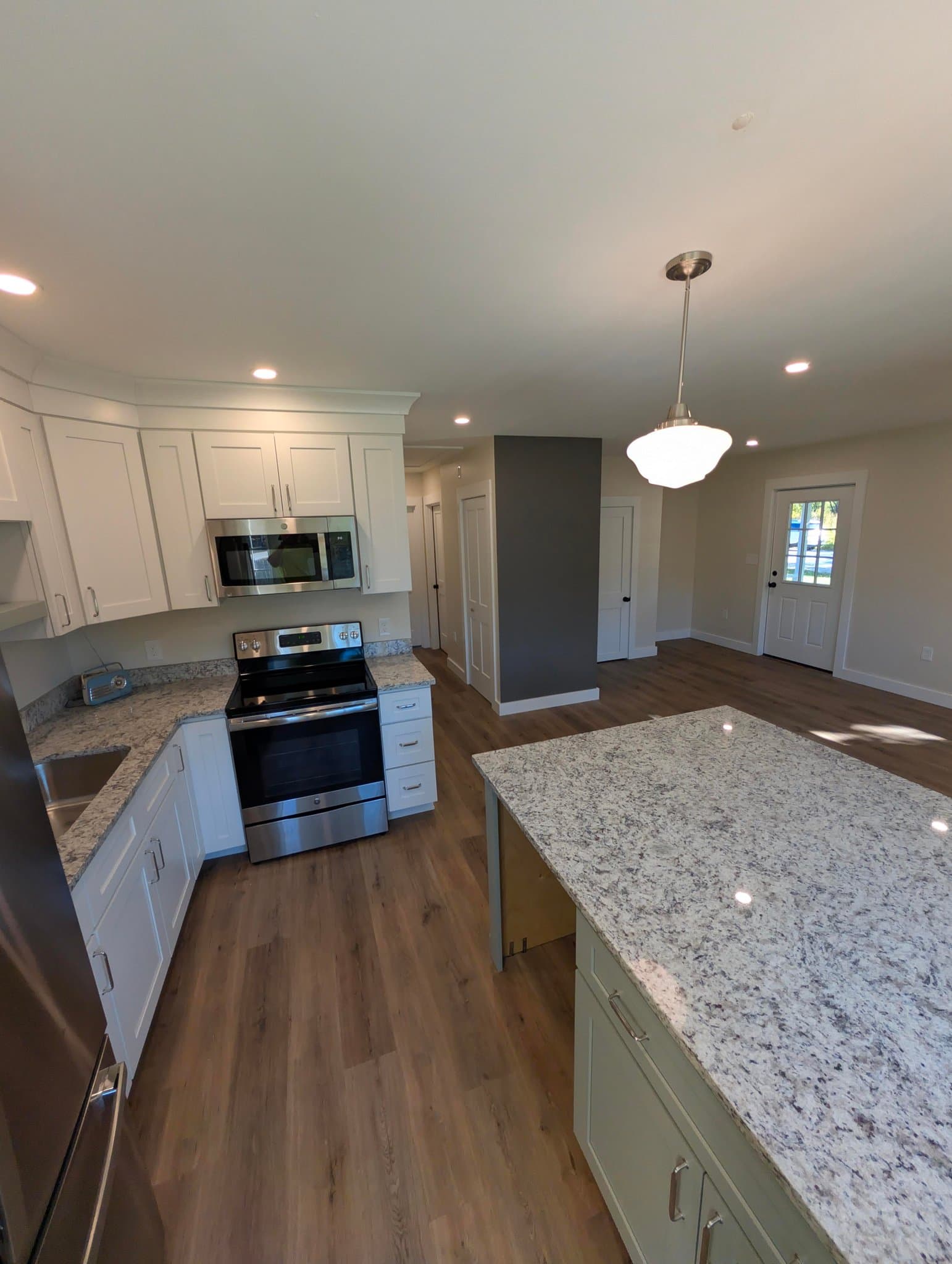 Pelham Apartment: 39 Dutton Rd