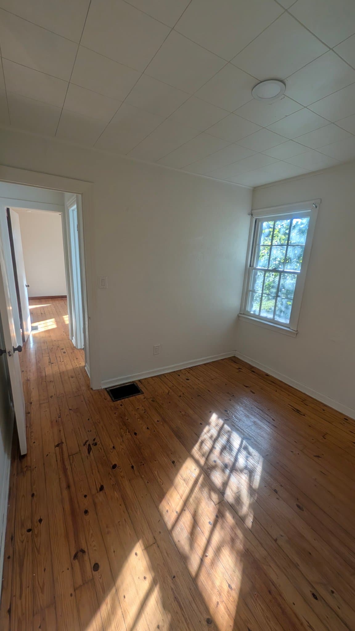 Terre Haute House: 2010 Seabury Ave
