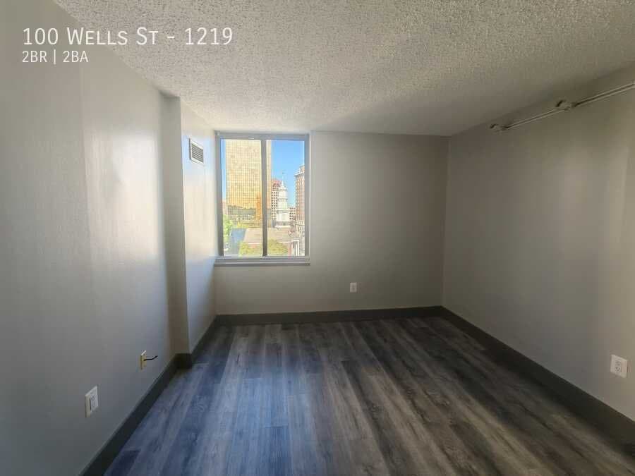 Hartford Apartment: 100 Wells St