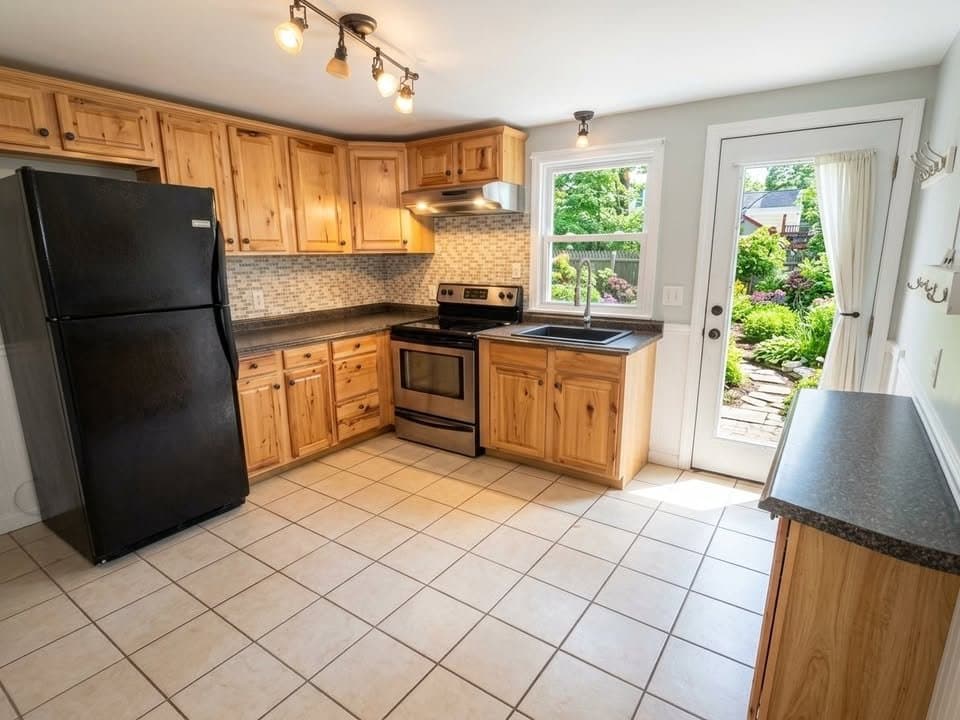 Yarmouth Townhome: 81 Hillside St