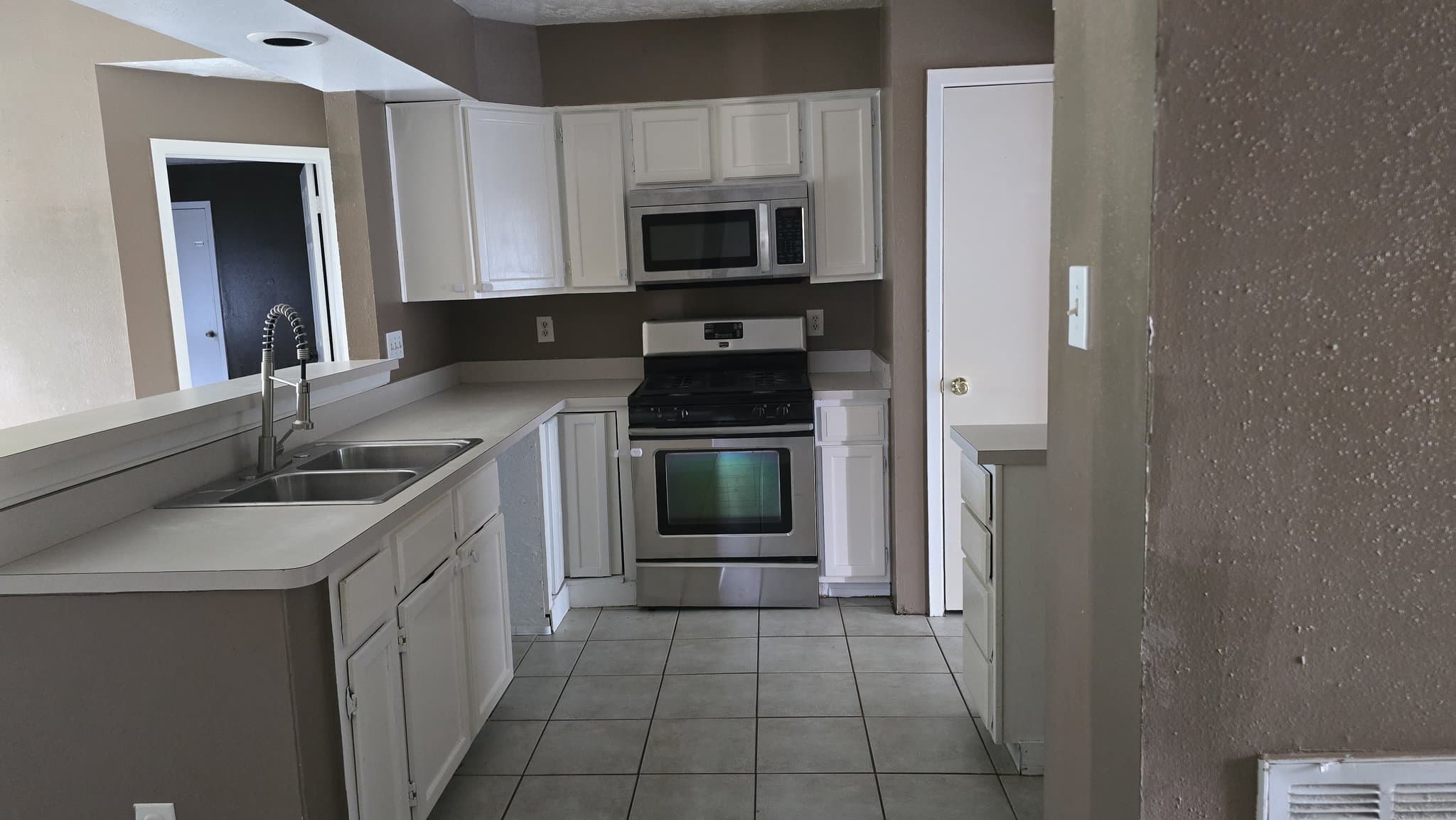 Channelview House: 15342 Peachmeadow Ln