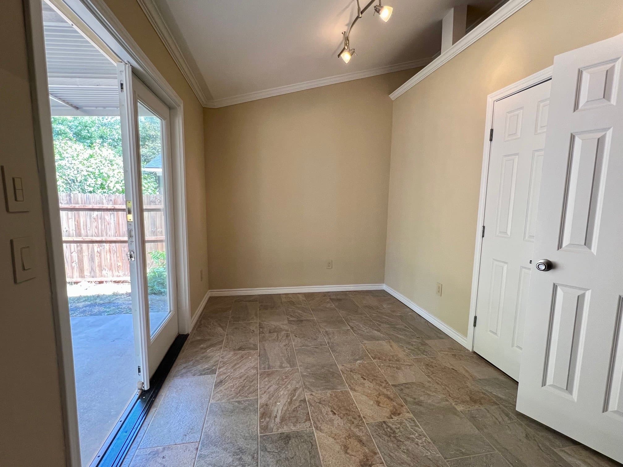 Dallas House: 10815 Hermosa Dr