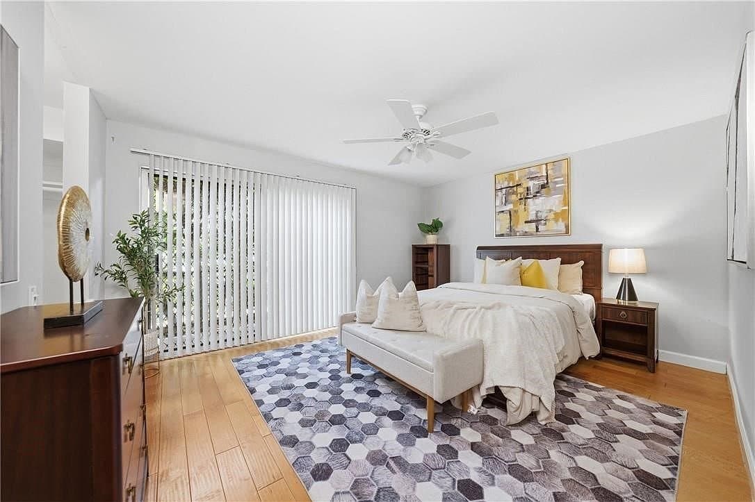 Santa Monica Condo: 2311 4th St, Santa Monica, CA 90405