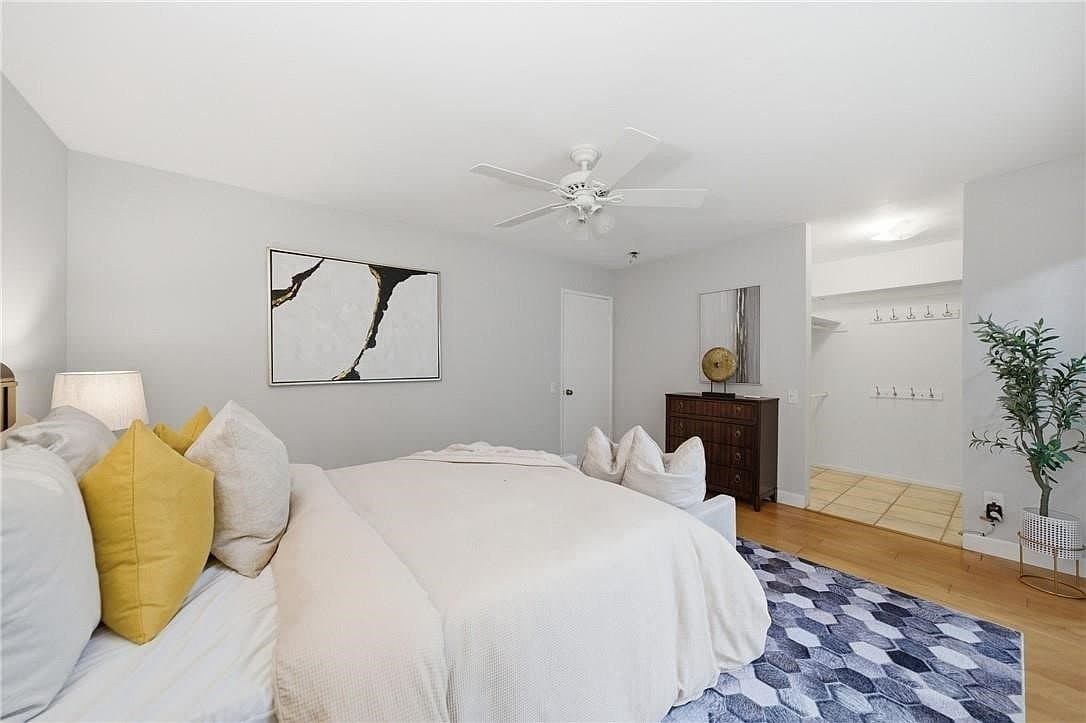 Santa Monica Condo: 2311 4th St, Santa Monica, CA 90405