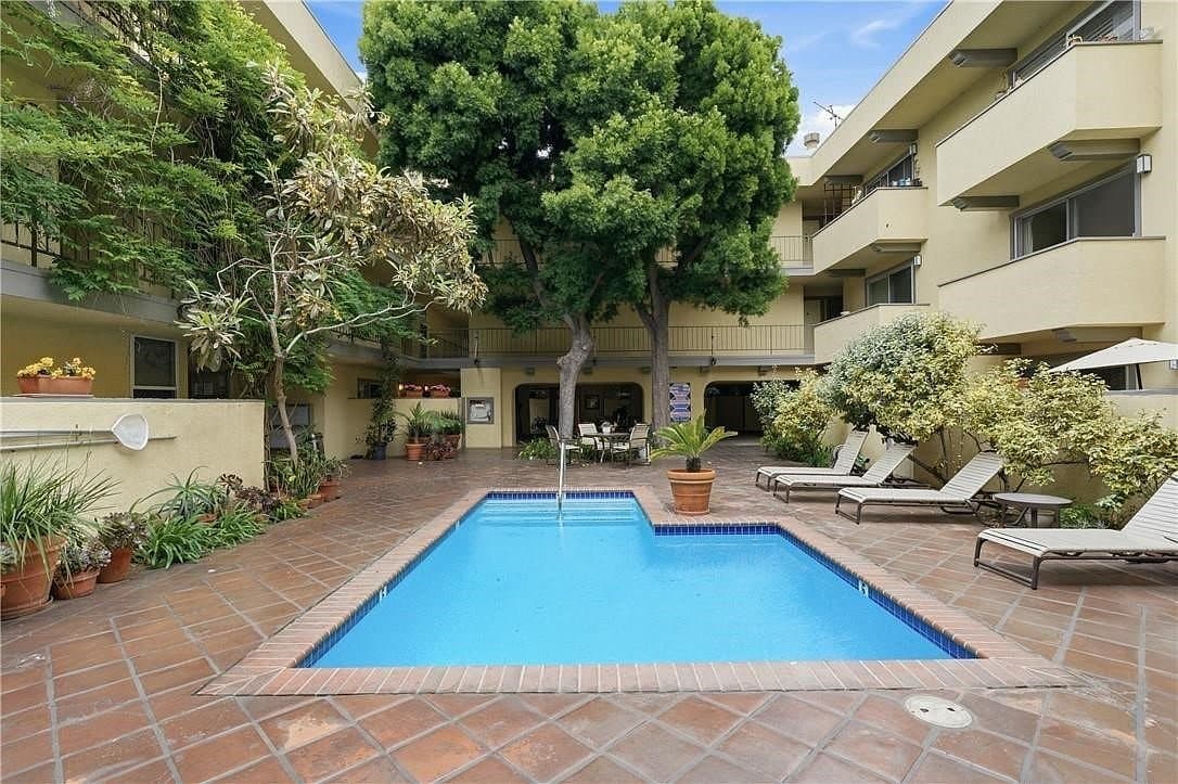 Santa Monica Condo: 2311 4th St, Santa Monica, CA 90405