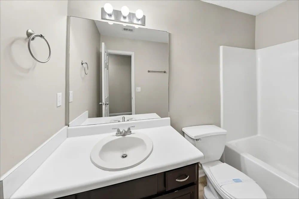Kennesaw House: 1610 Vinebrook Ter NW