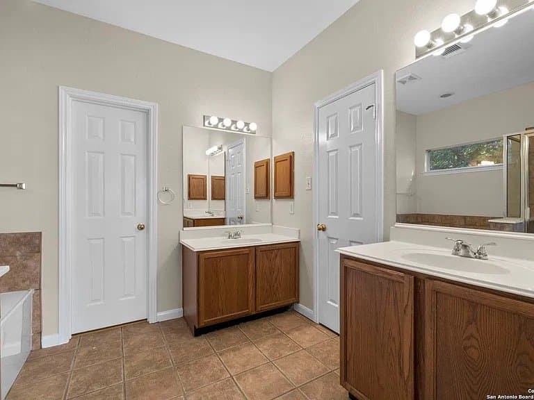 San Antonio House: 6353 Parkland Oaks Dr