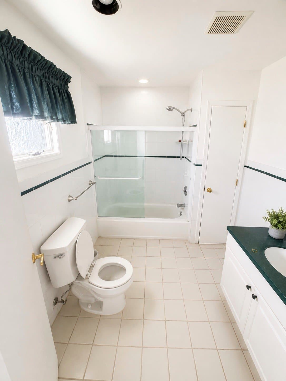 Sea Bright House: 12 Badminton Ct