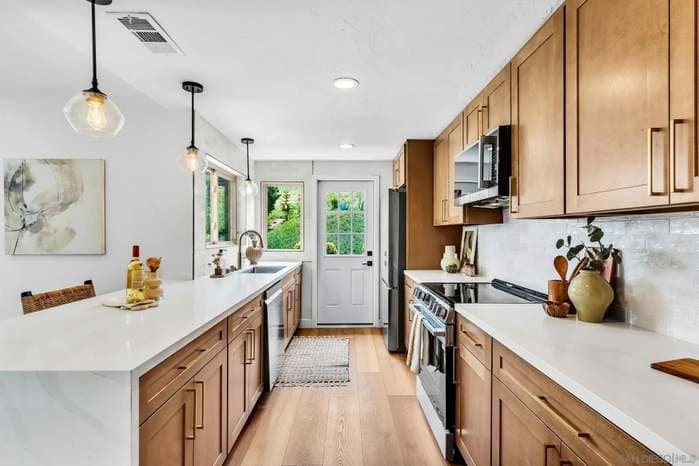 San Diego House: 12127 Santiago Rd W