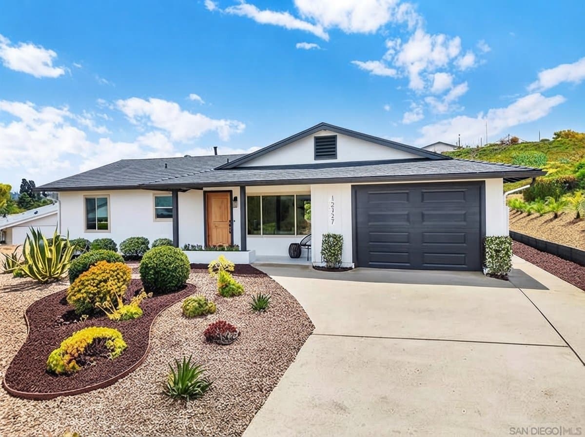San Diego House: 12127 Santiago Rd W