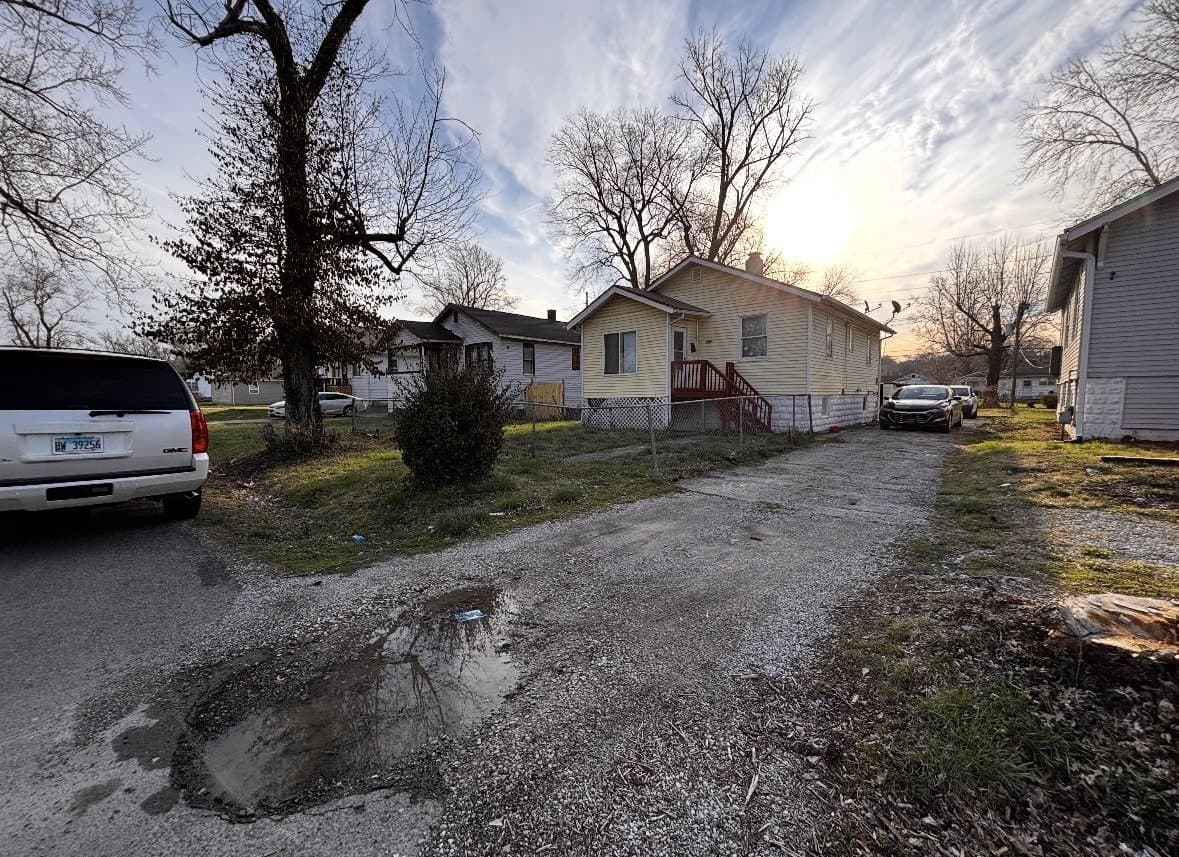 E Saint Louis House: 724 N 82nd St