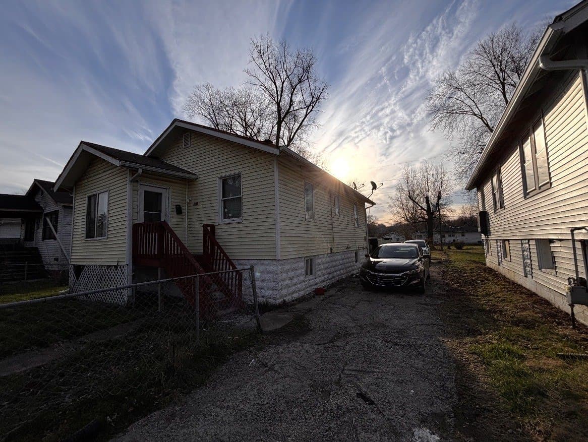 E Saint Louis House: 724 N 82nd St